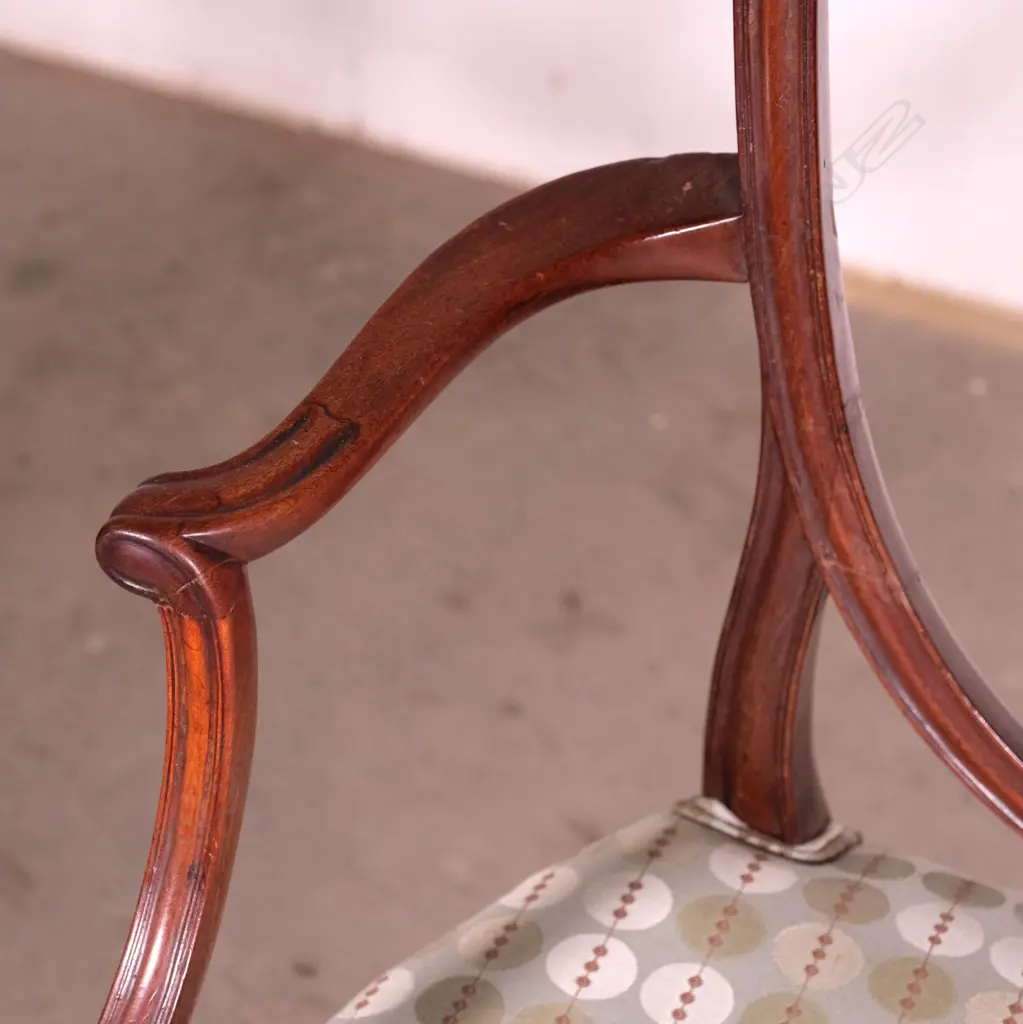 A Georgian period Hepplewhite mahogany carver chair Image 1++