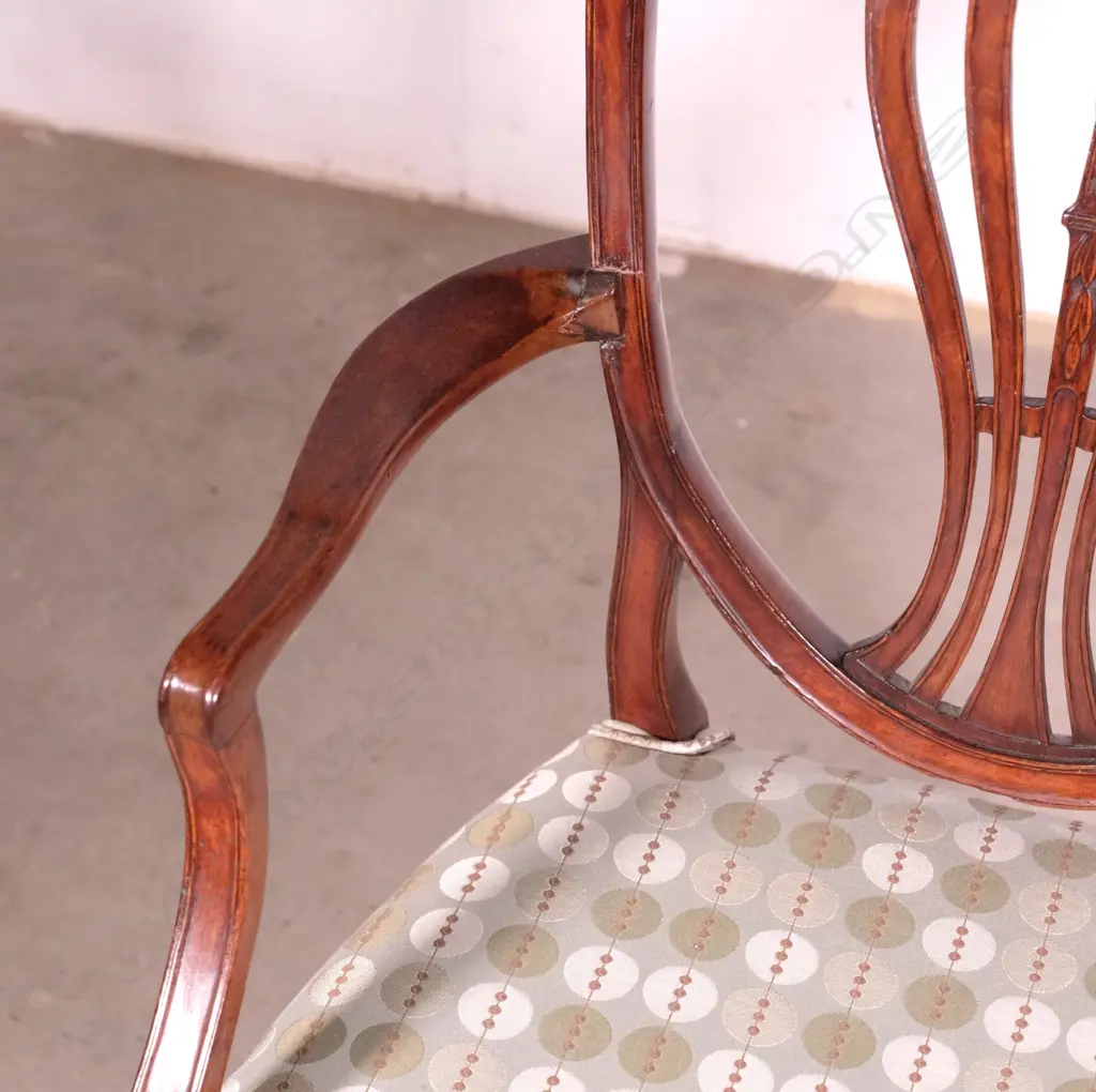 A Georgian period Hepplewhite mahogany carver Image 1++