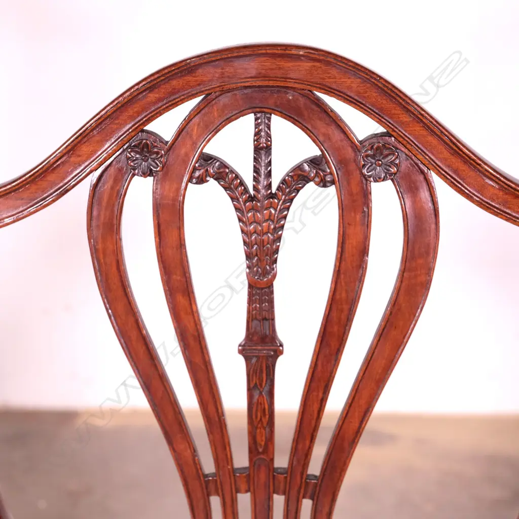 A Georgian period Hepplewhite mahogany carver Image 1++
