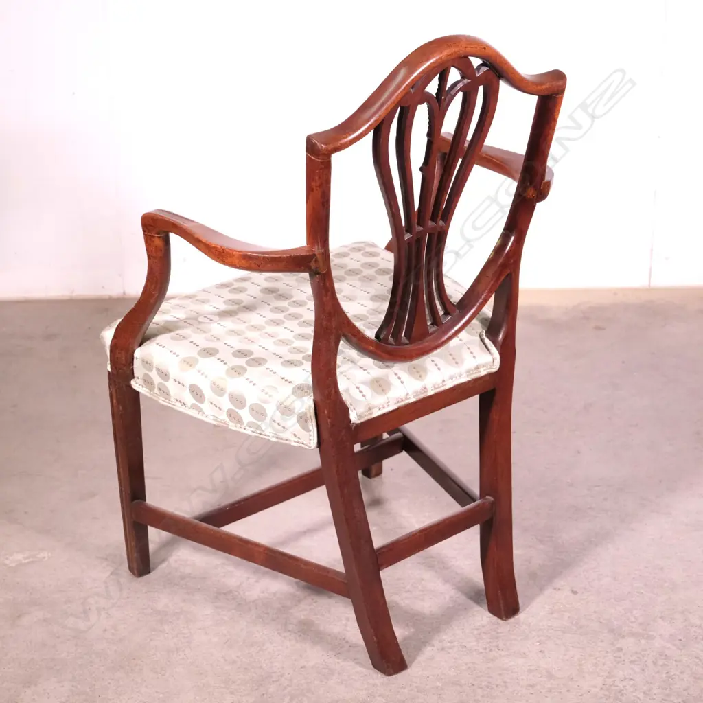 A Georgian period Hepplewhite mahogany carver Image 1++
