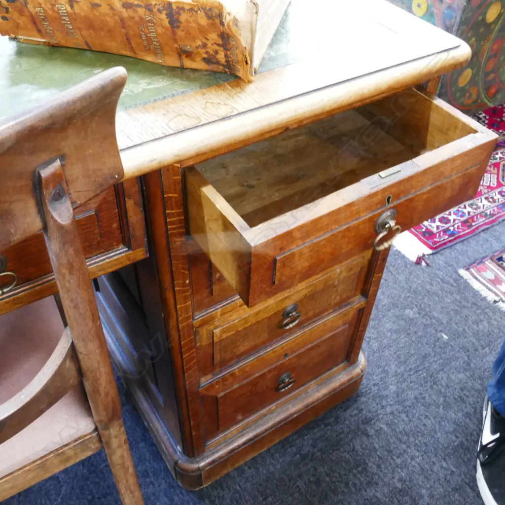 A late Victorian oak partners desk Image 1++