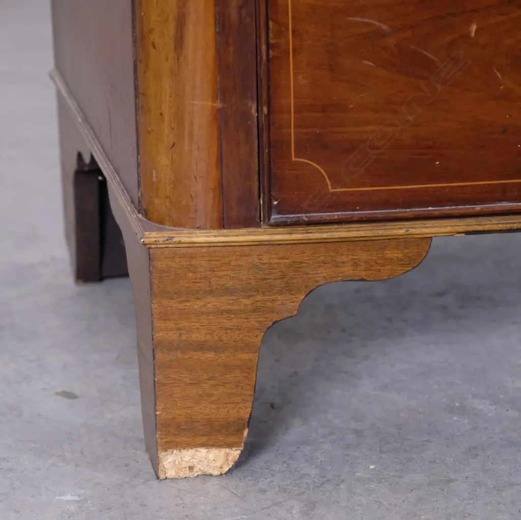 A Georgian mahogany bow front five drawer chest Image 1++