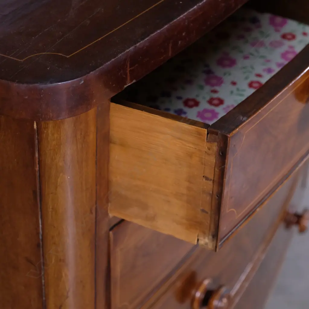 A Georgian mahogany bow front five drawer chest Image 1++