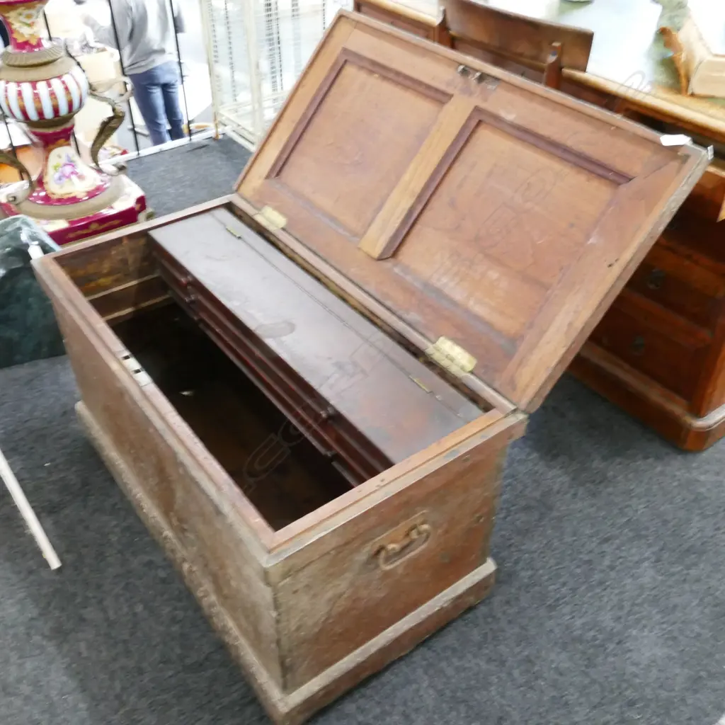 A quality late 19thC flame cedar cabinetmakers tool trunk Image 1++
