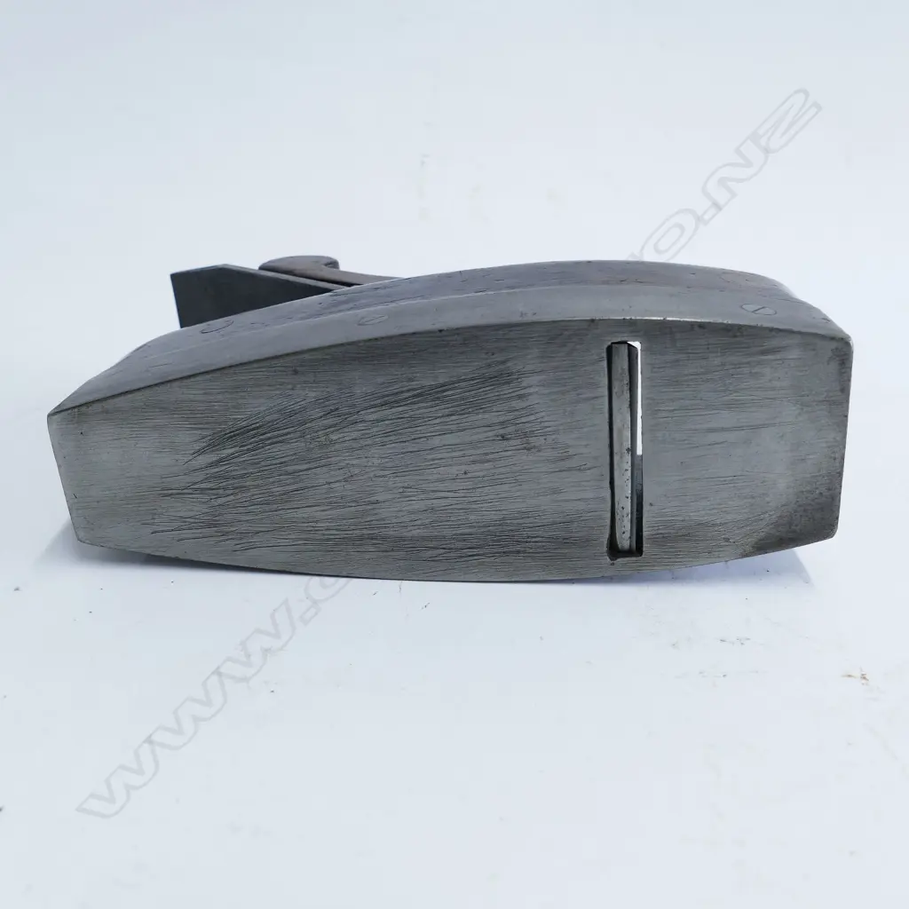 An early 7¾" coffin shaped smoothing plane Image 1++