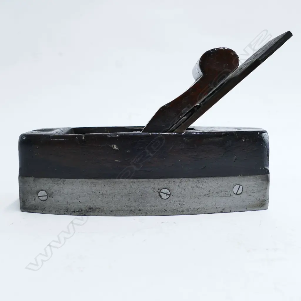 An early 7¾" coffin shaped smoothing plane Image 1++