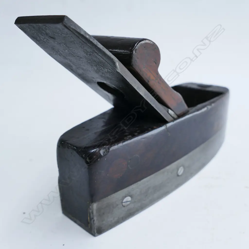 An early 7¾" coffin shaped smoothing plane Image 1++