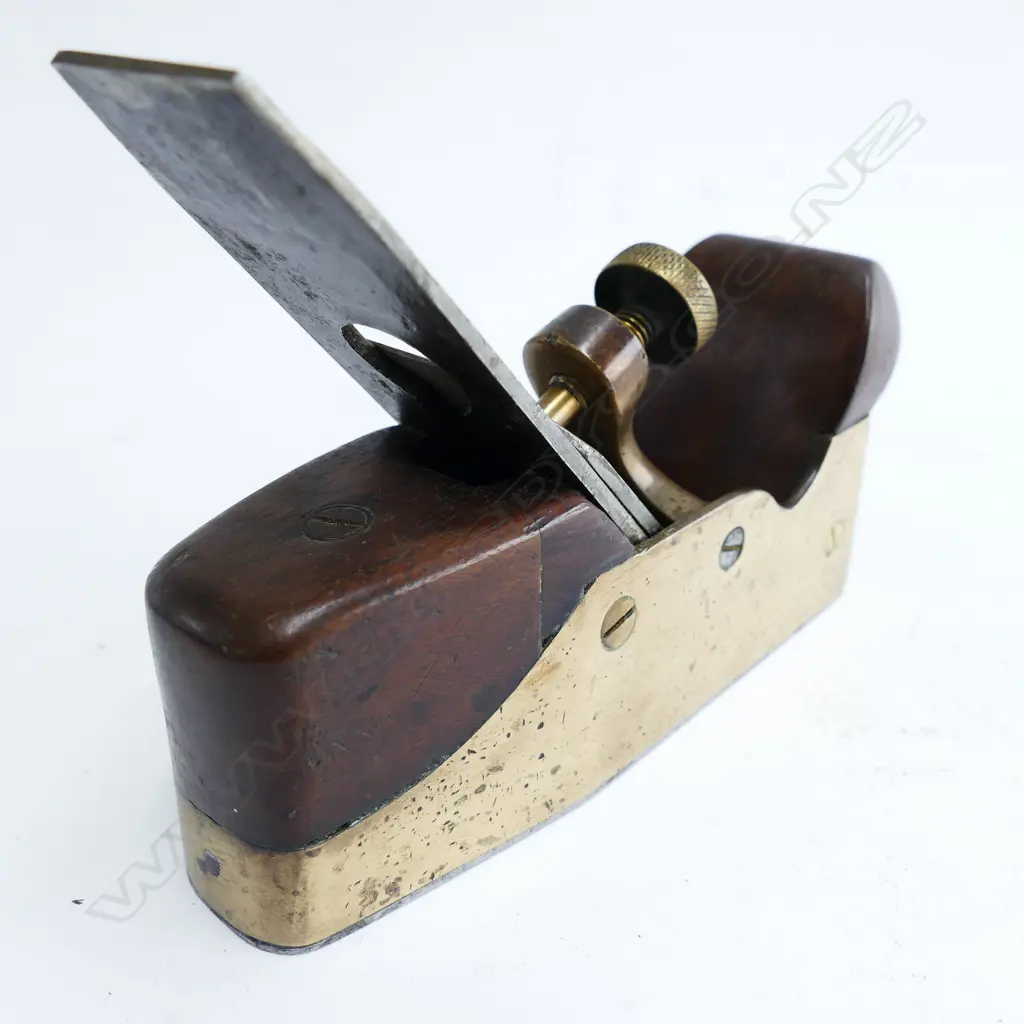 A 6⅝" brass walled and steel soled smoothing plane Image 1++