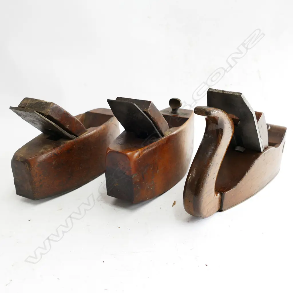 A 7½" craftsman made coffin shaped smoothing plane Image 1++