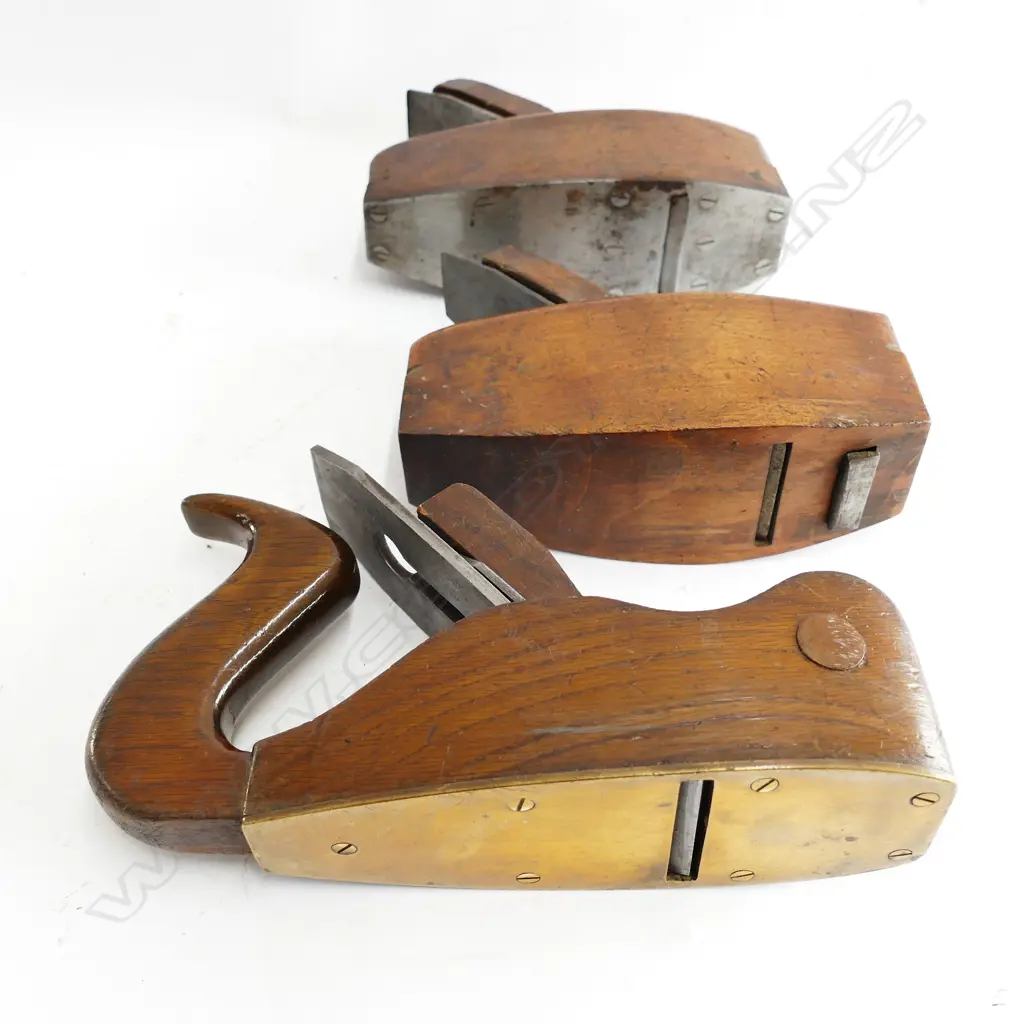 A 7½" craftsman made coffin shaped smoothing plane Image 1++