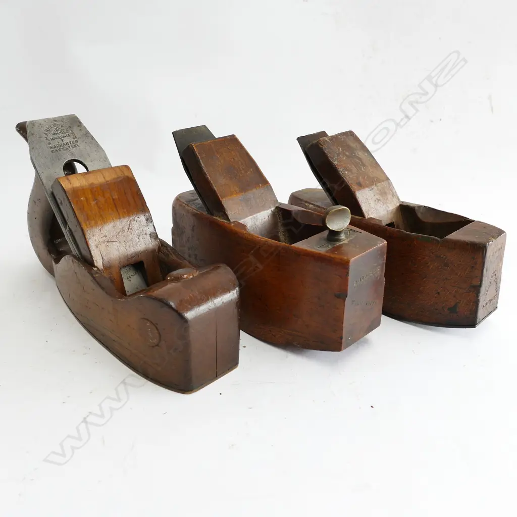 A 7½" craftsman made coffin shaped smoothing plane Image 1++