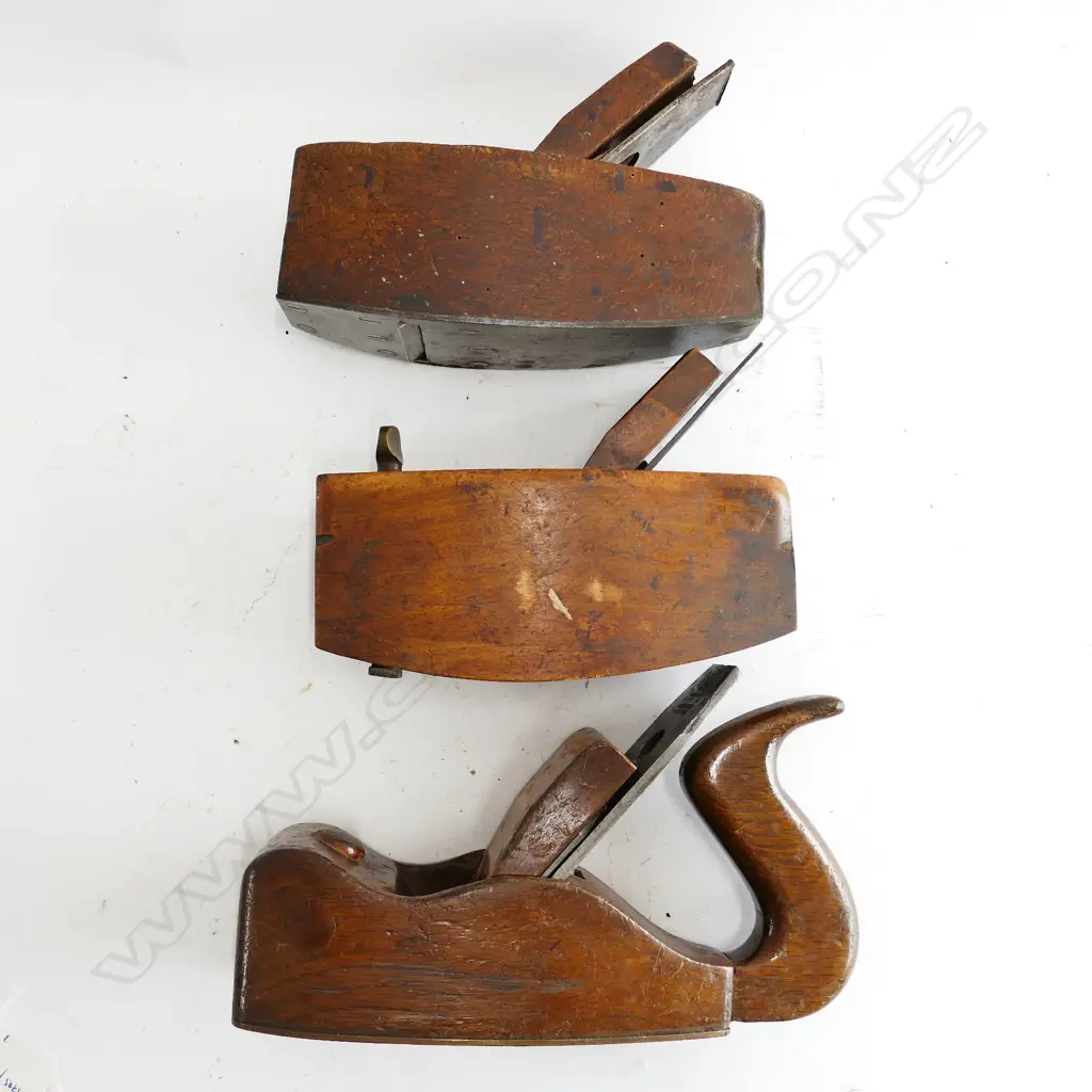 A 7½" craftsman made coffin shaped smoothing plane Image 1++