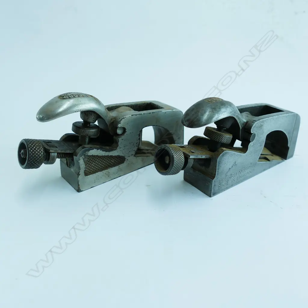 Two cast steel Record bullnose rebate planes Image 1++