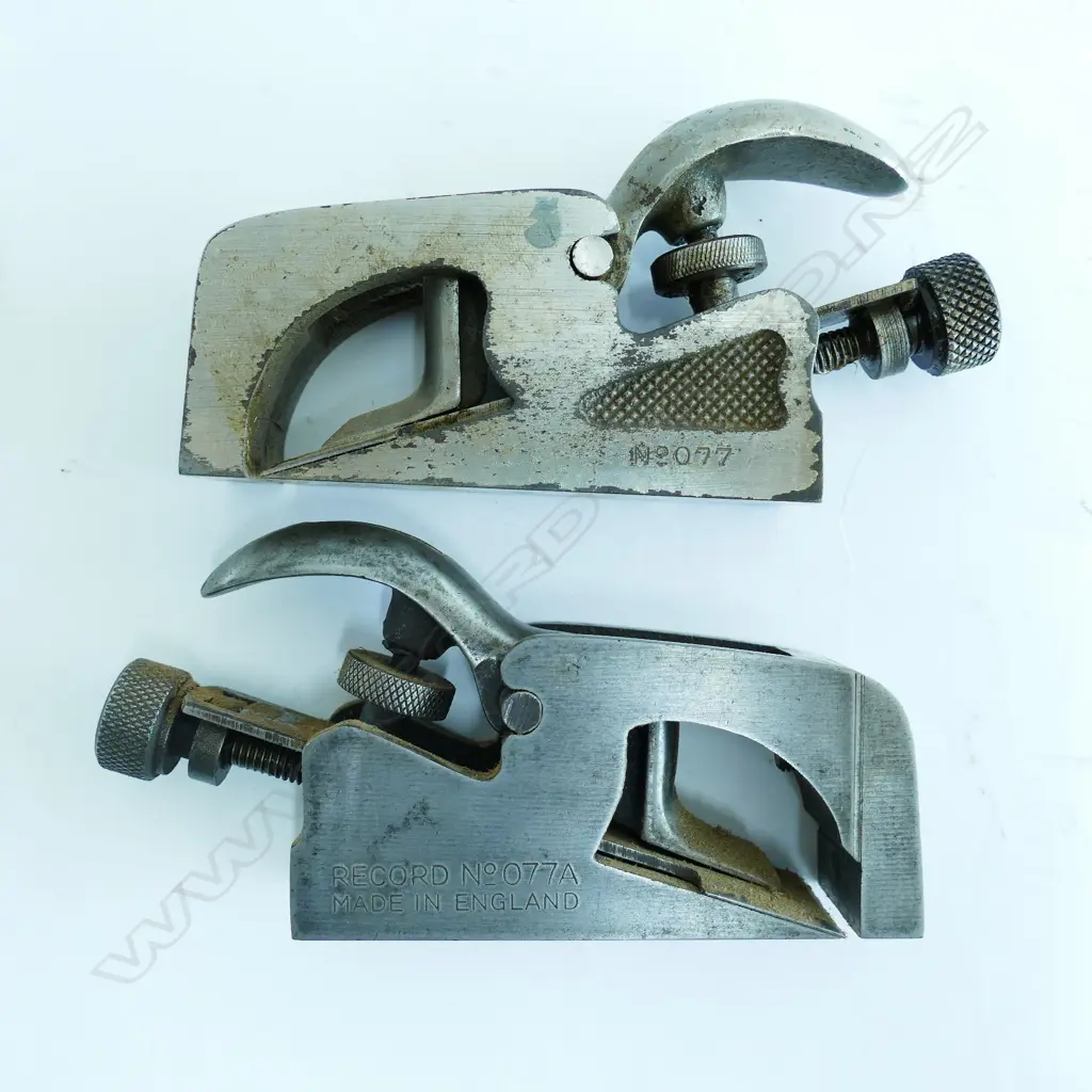 Two cast steel Record bullnose rebate planes Image 1++