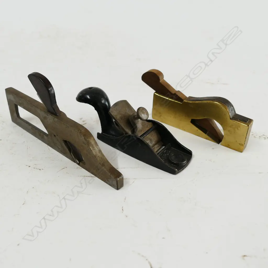 A small brass bullnose plane Image 1++