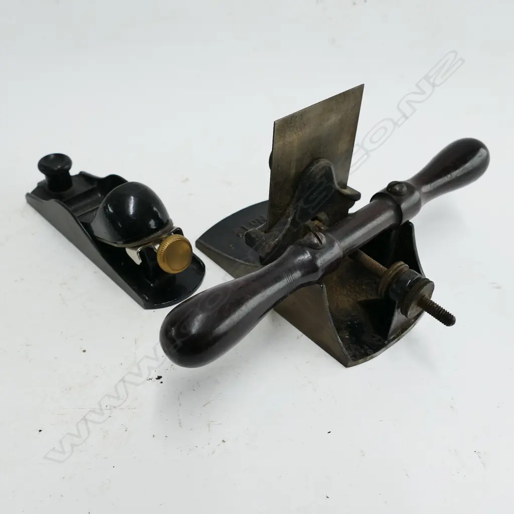 A Stanley No.12 two handled scraper and a small Stanley plane Image 1++
