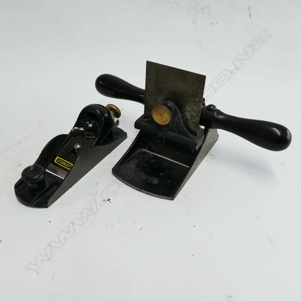 A Stanley No.12 two handled scraper and a small Stanley plane Image 1++