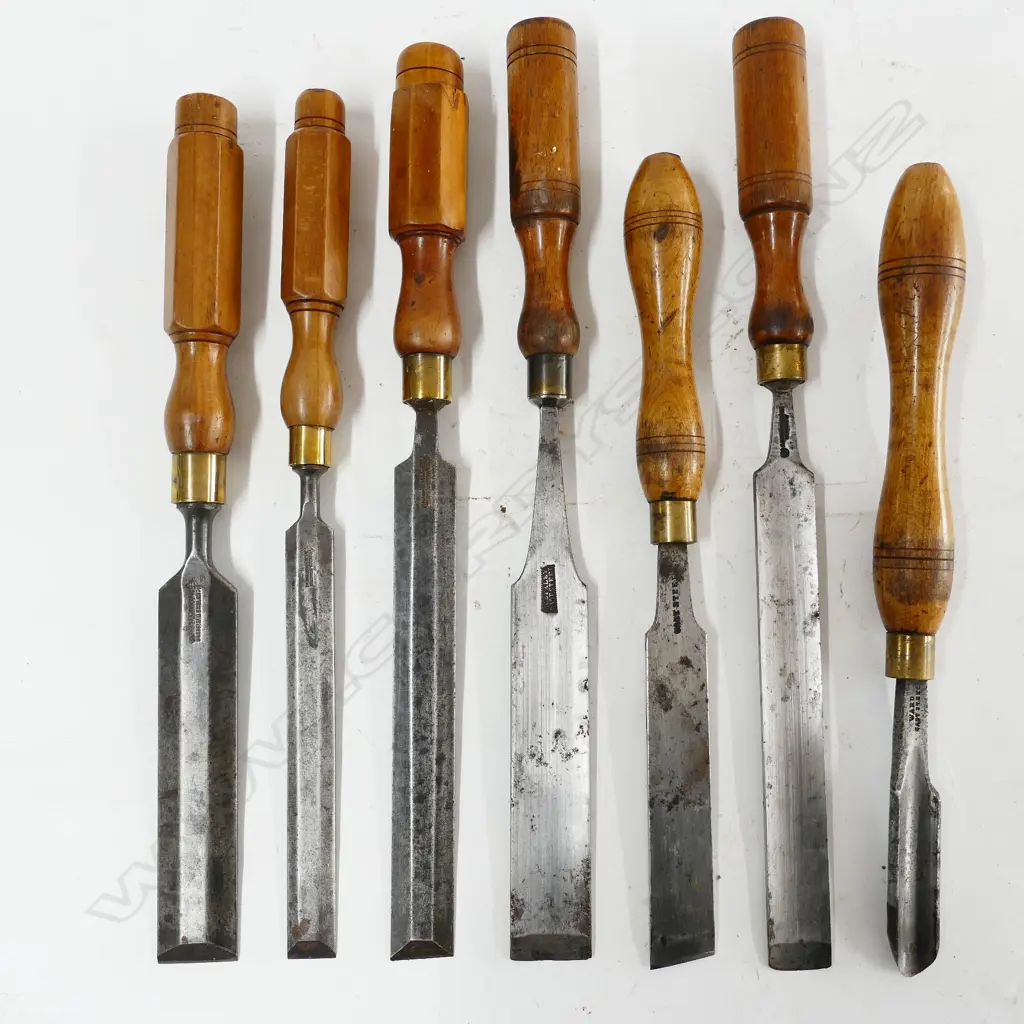 Seven various paring chisels Image 1++