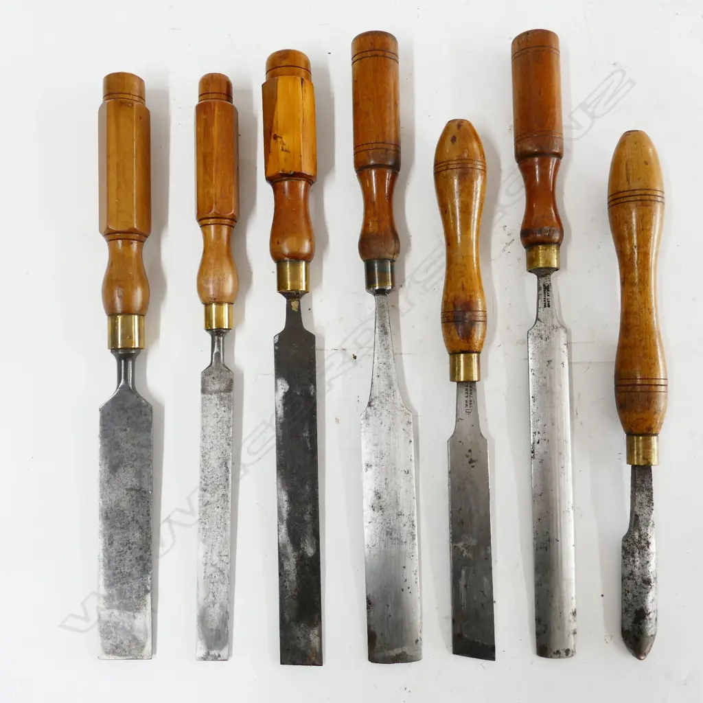 Seven various paring chisels Image 1++