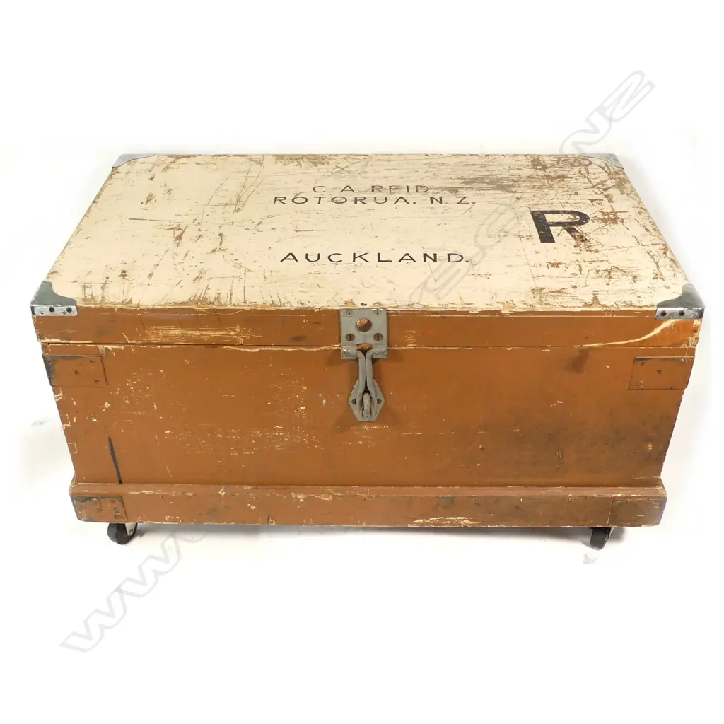 A carpenter's tool chest Image 1++