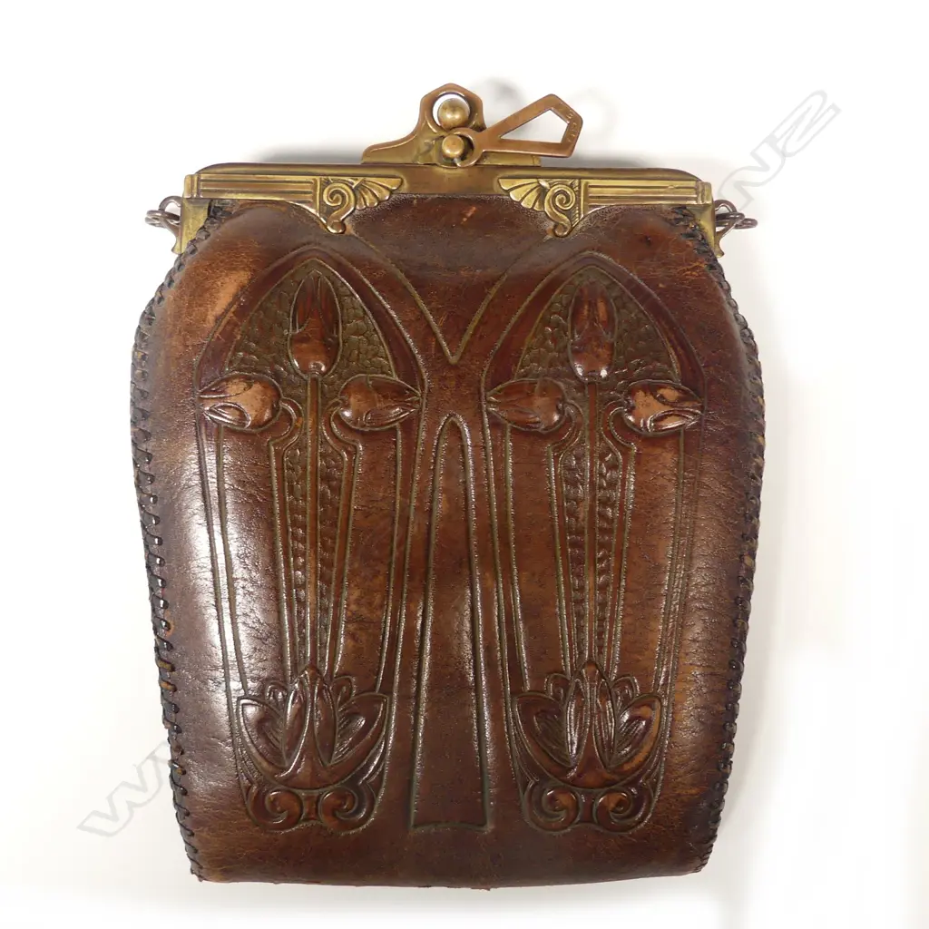 A small leather Art Nouveau leather purse Image 1++