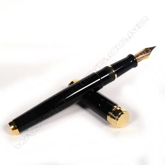 An Italian Aurora 'Talentum' D11 fountain pen