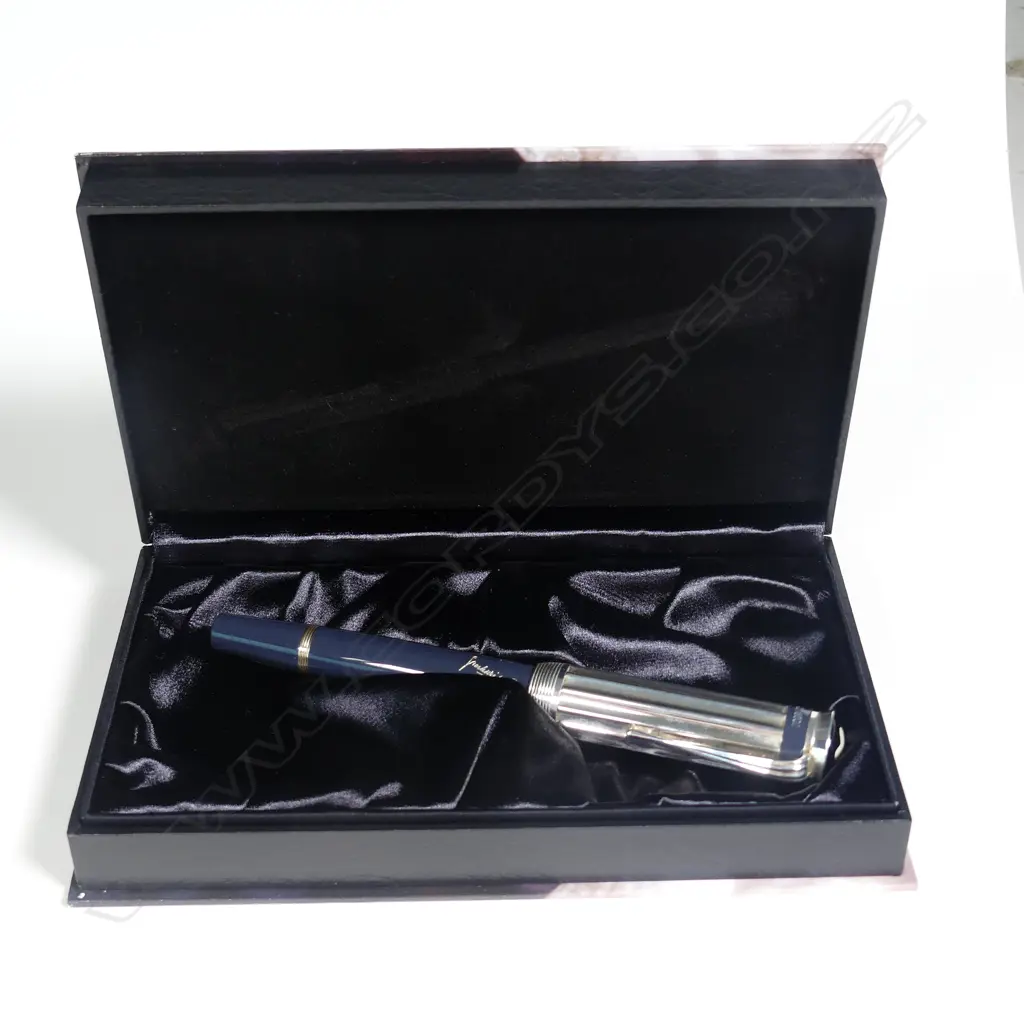 A Mont Blanc 'Charles Dickens' Limited Edition 2001 Writers Series fountain pen Image 1++