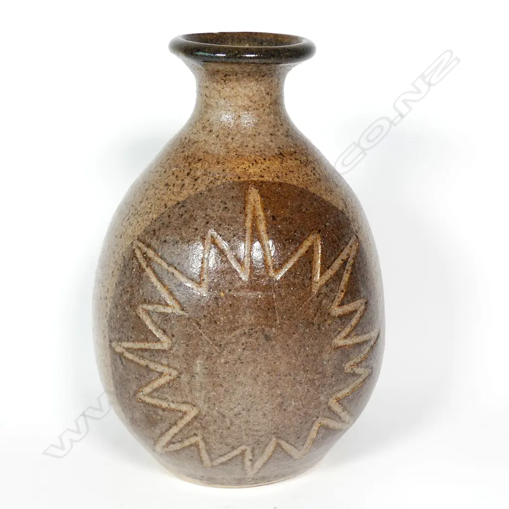 A Roy Cowan and Jean Hasted pottery vase Image 1++