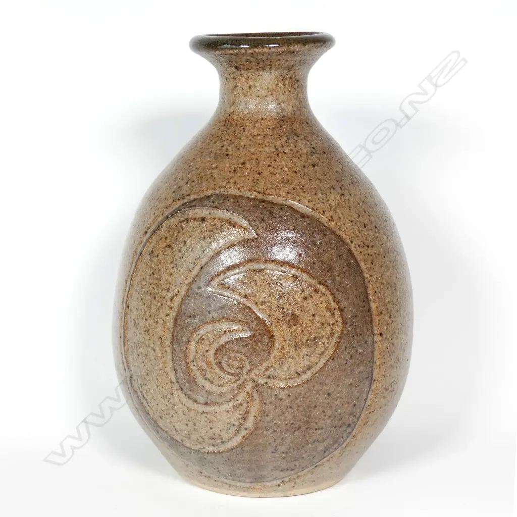 A Roy Cowan and Jean Hasted pottery vase Image 1++