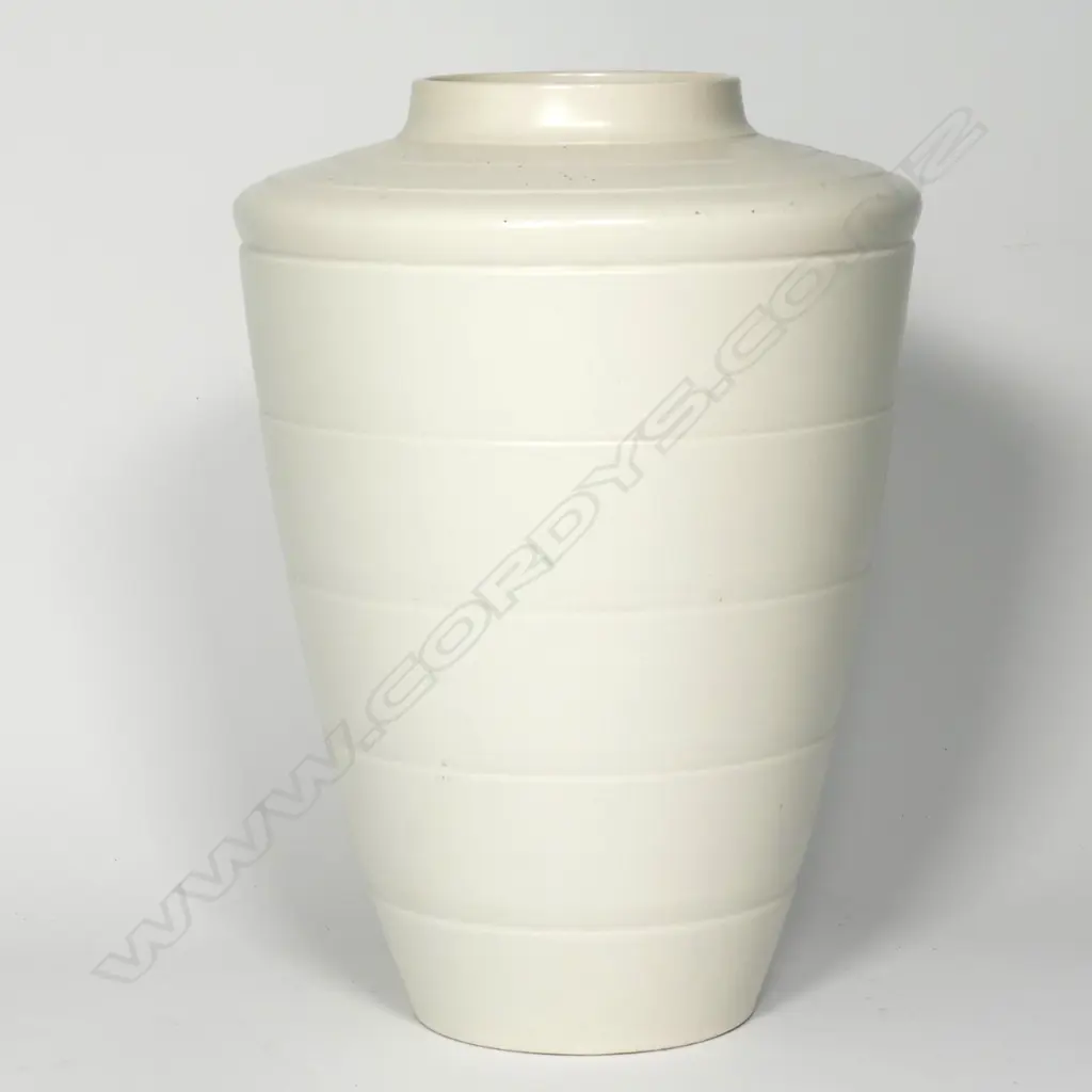 A Keith Murray Design Wedgwood tall shoulder vase Image 1++