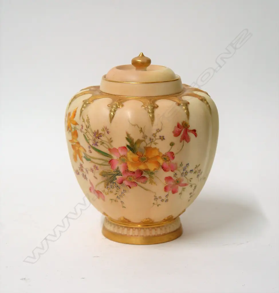 An Edwardian Royal Worcester porcelain hand painted potpourri urn Image 1++