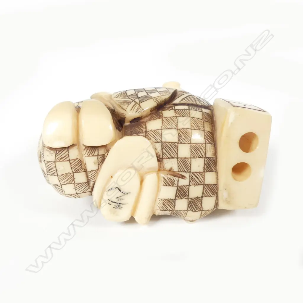 A Japanese ivory netsuke Image 1++