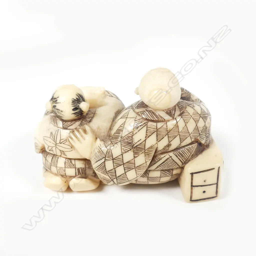 A Japanese ivory netsuke Image 1++