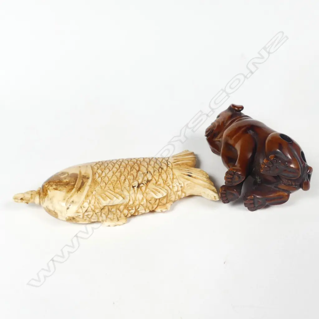 BOXWOOD NETSUKE OF A DOG & BONE FISH SHAPED SNUFF BOTTLE  Image 1++
