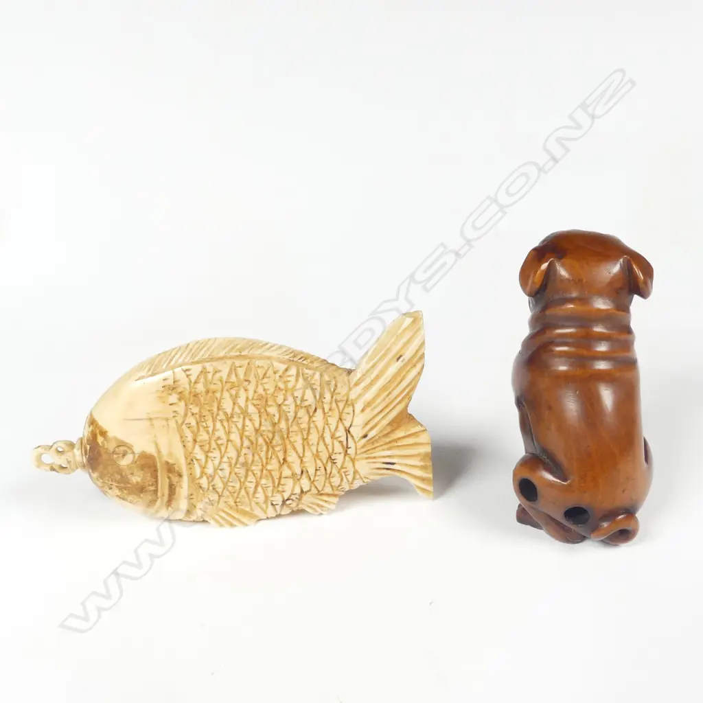BOXWOOD NETSUKE OF A DOG & BONE FISH SHAPED SNUFF BOTTLE  Image 1++