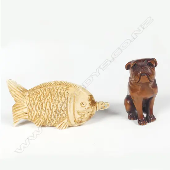 BOXWOOD NETSUKE OF A DOG & BONE FISH SHAPED SNUFF BOTTLE 