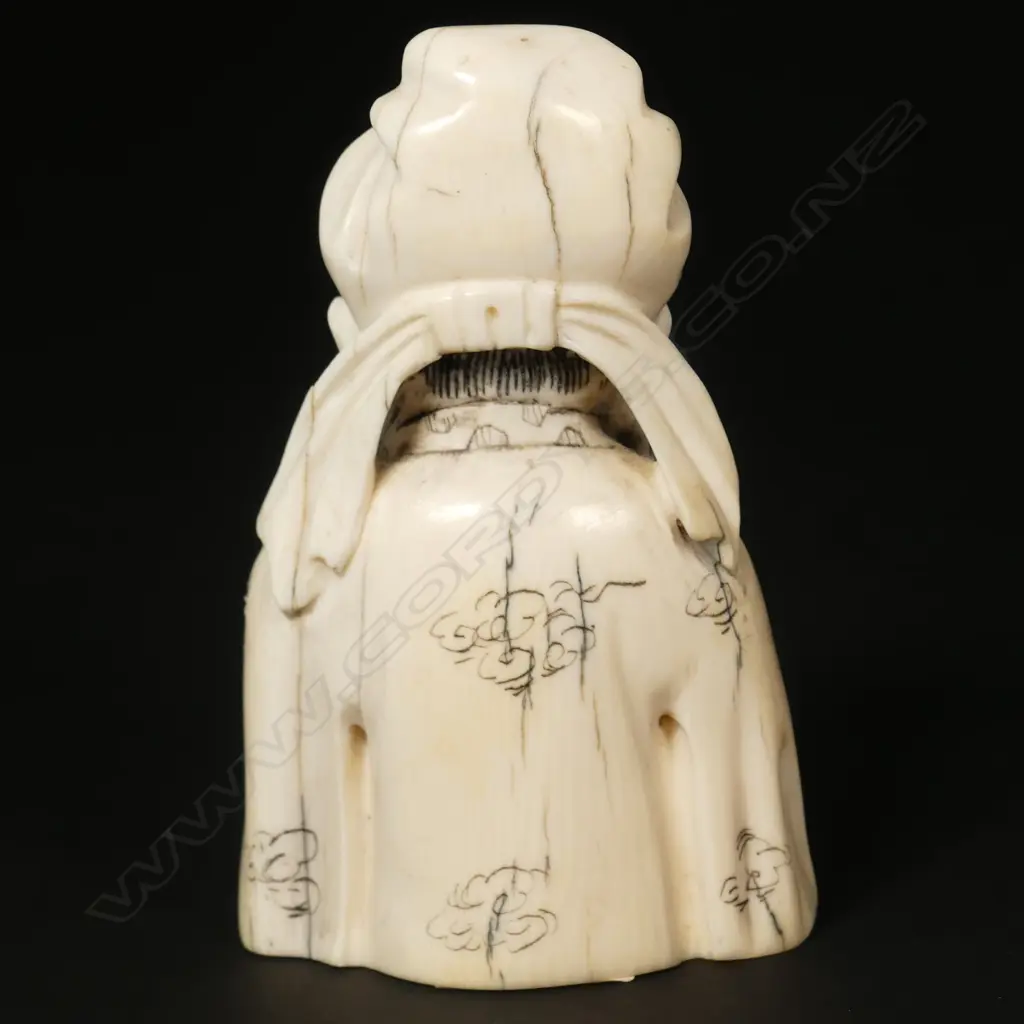 An old Japanese carved ivory snuff bottle as the bust of a gentleman Image 1++