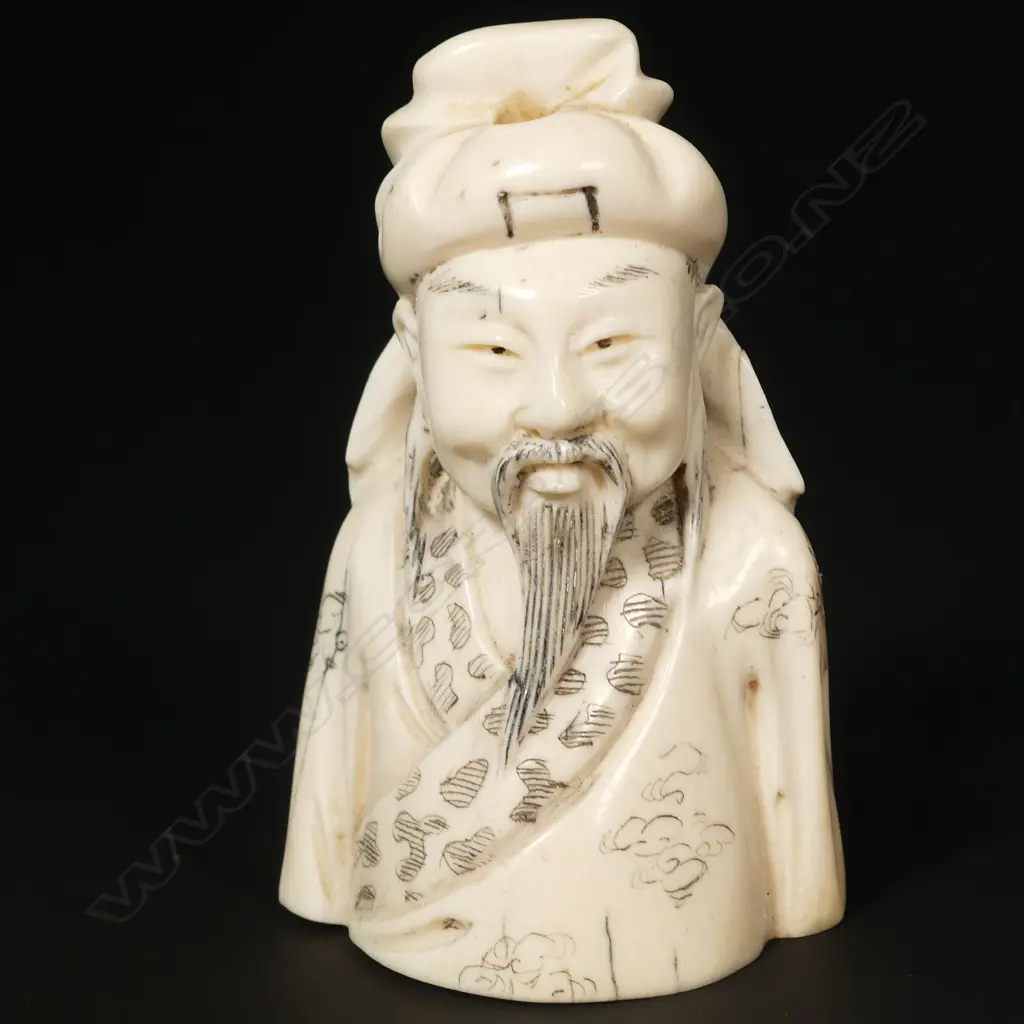 An old Japanese carved ivory snuff bottle as the bust of a gentleman Image 1++