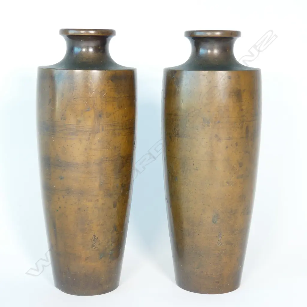 A pair of quality Japanese Meiji bronze vases Image 1++