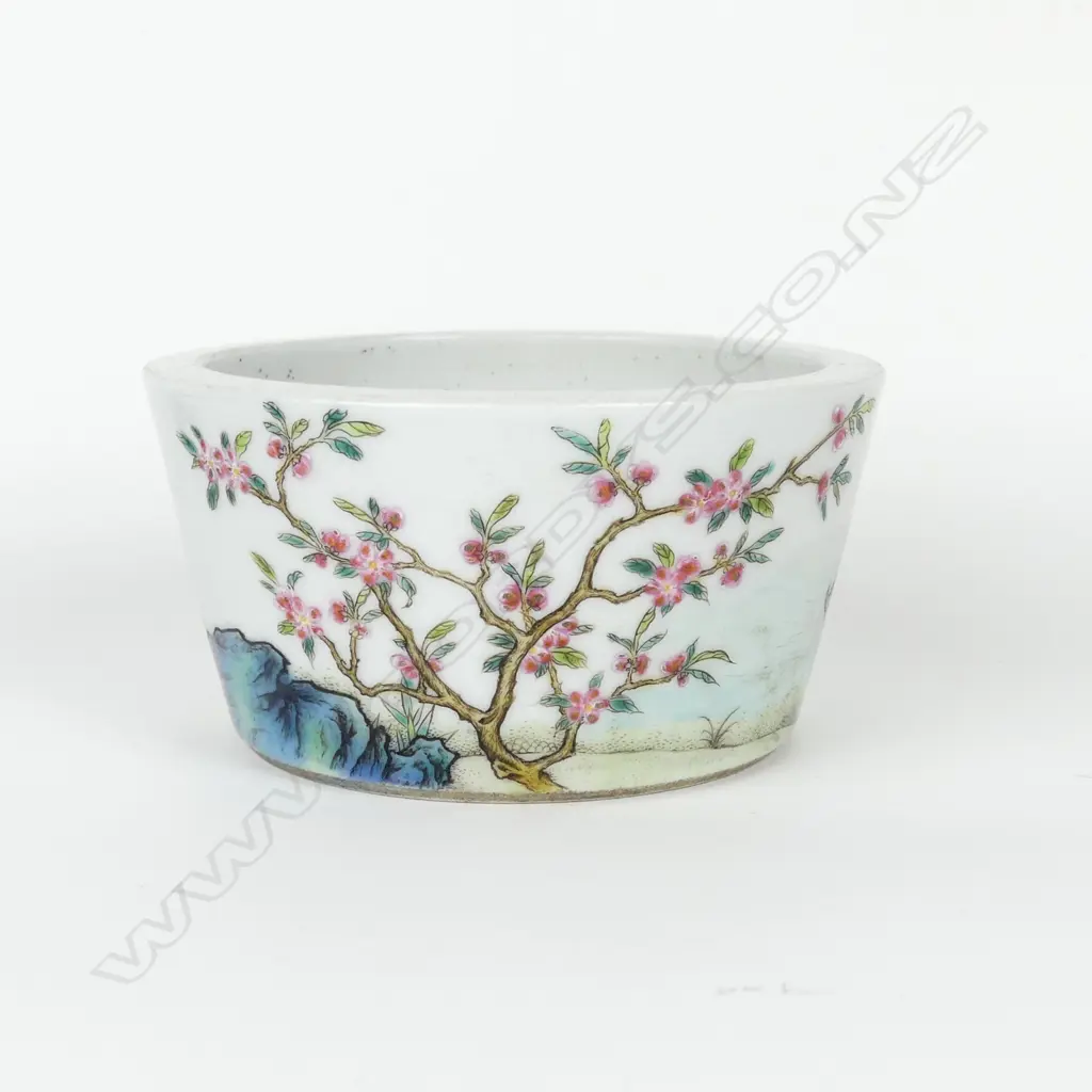 A Chinese porcelain finely polychrome enamel painted brush washer Image 1++