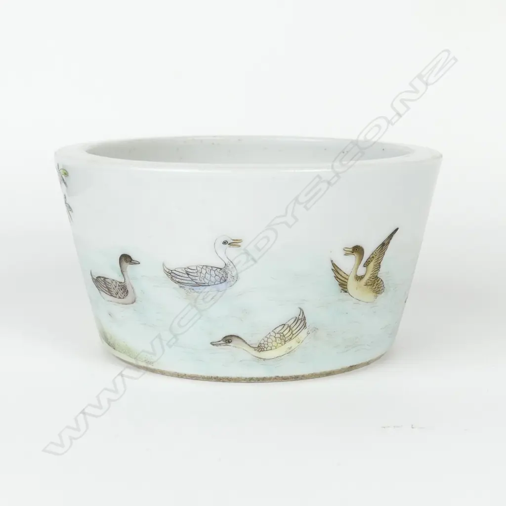 A Chinese porcelain finely polychrome enamel painted brush washer Image 1++