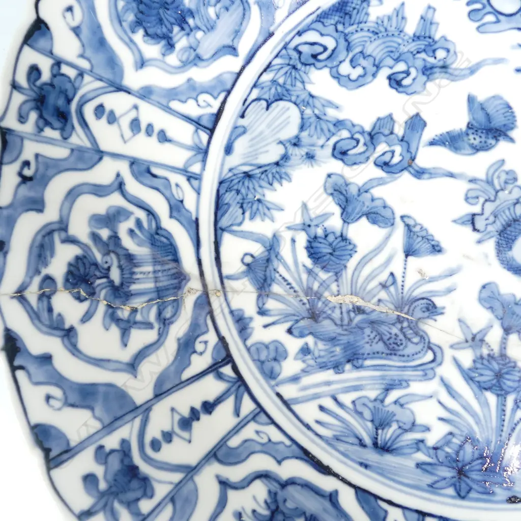 A large and impressive Ming ‘kraak porcelain’ (Wanli) dish Image 1++