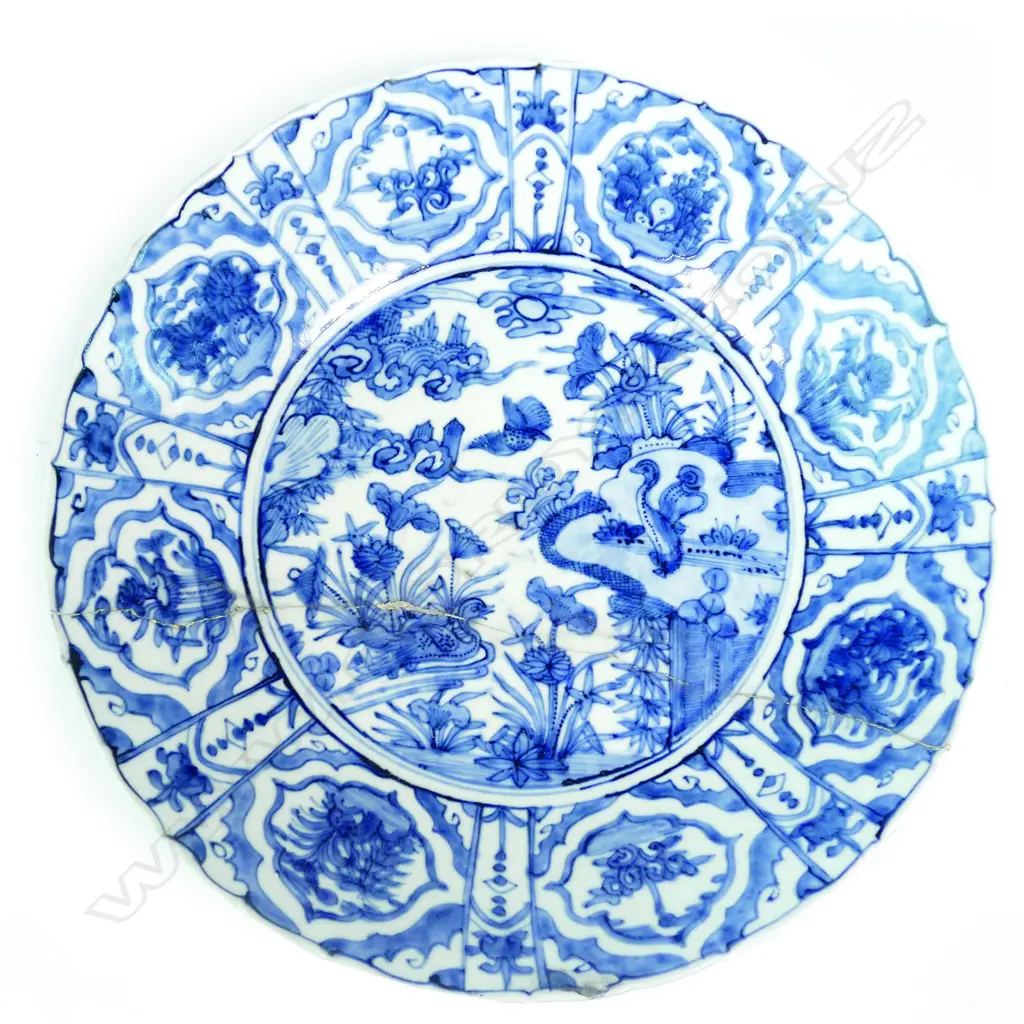 A large and impressive Ming ‘kraak porcelain’ (Wanli) dish Image 1++