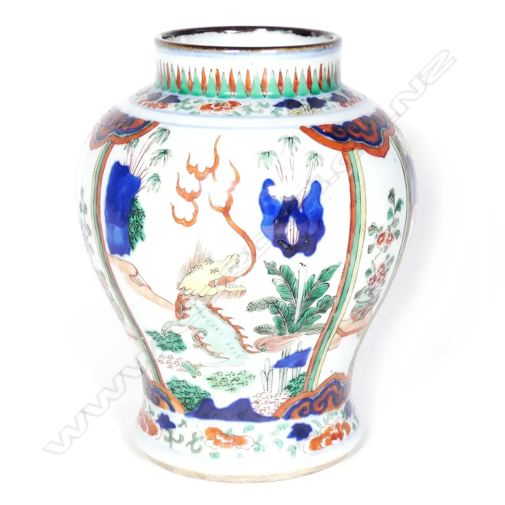 An old hand painted Chinese wucai vase Image 1++