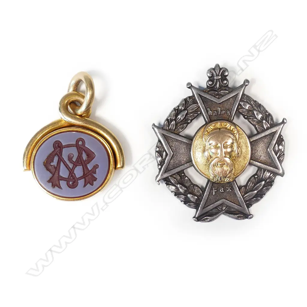 An unmarked gold framed seal spinner fob Image 1++