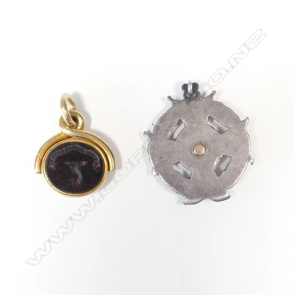 An unmarked gold framed seal spinner fob Image 1++