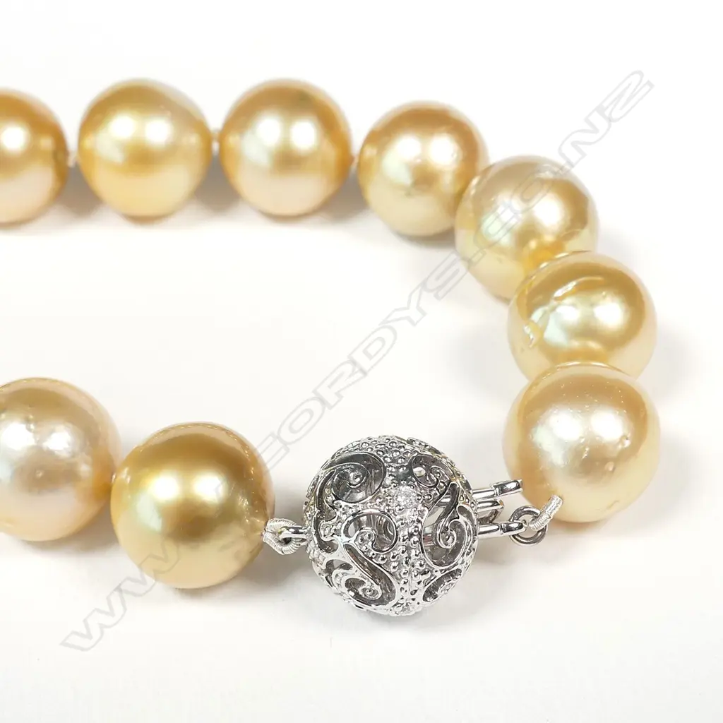 A South Sea pearl necklace Image 1++