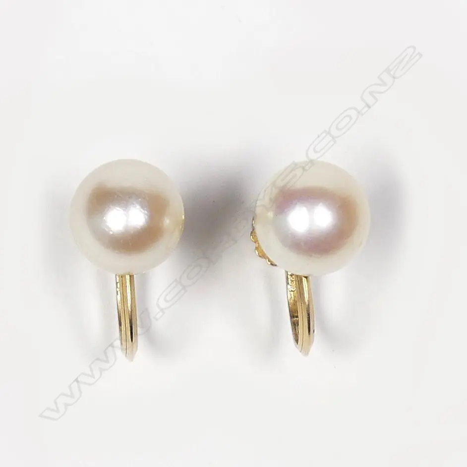 A cultured pearl necklace Image 1++