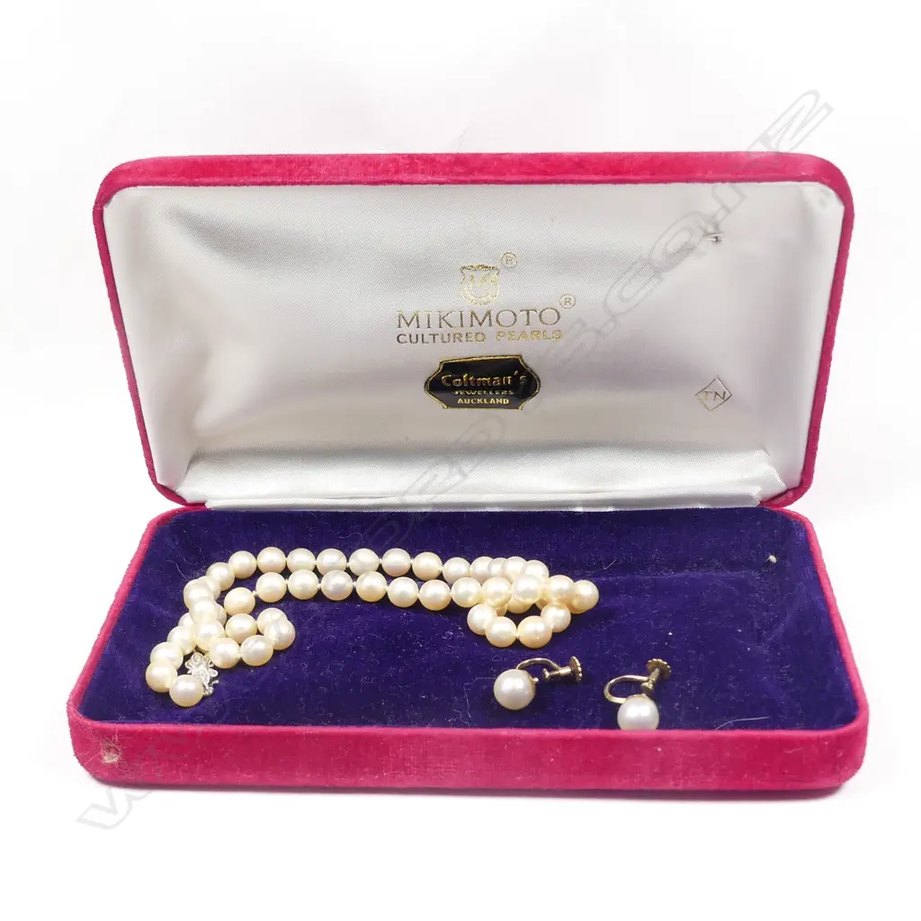 A cultured pearl necklace Image 1++