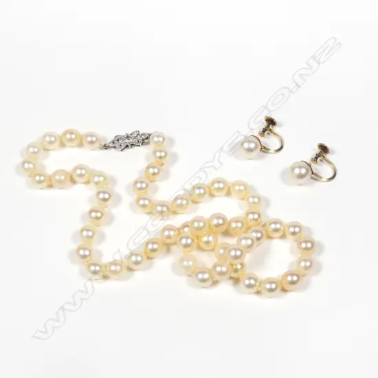 A cultured pearl necklace